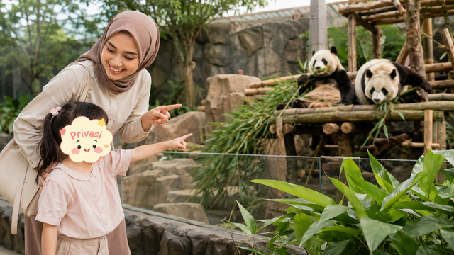 Fenny menemani anak jalan-jalan di taman dan playground